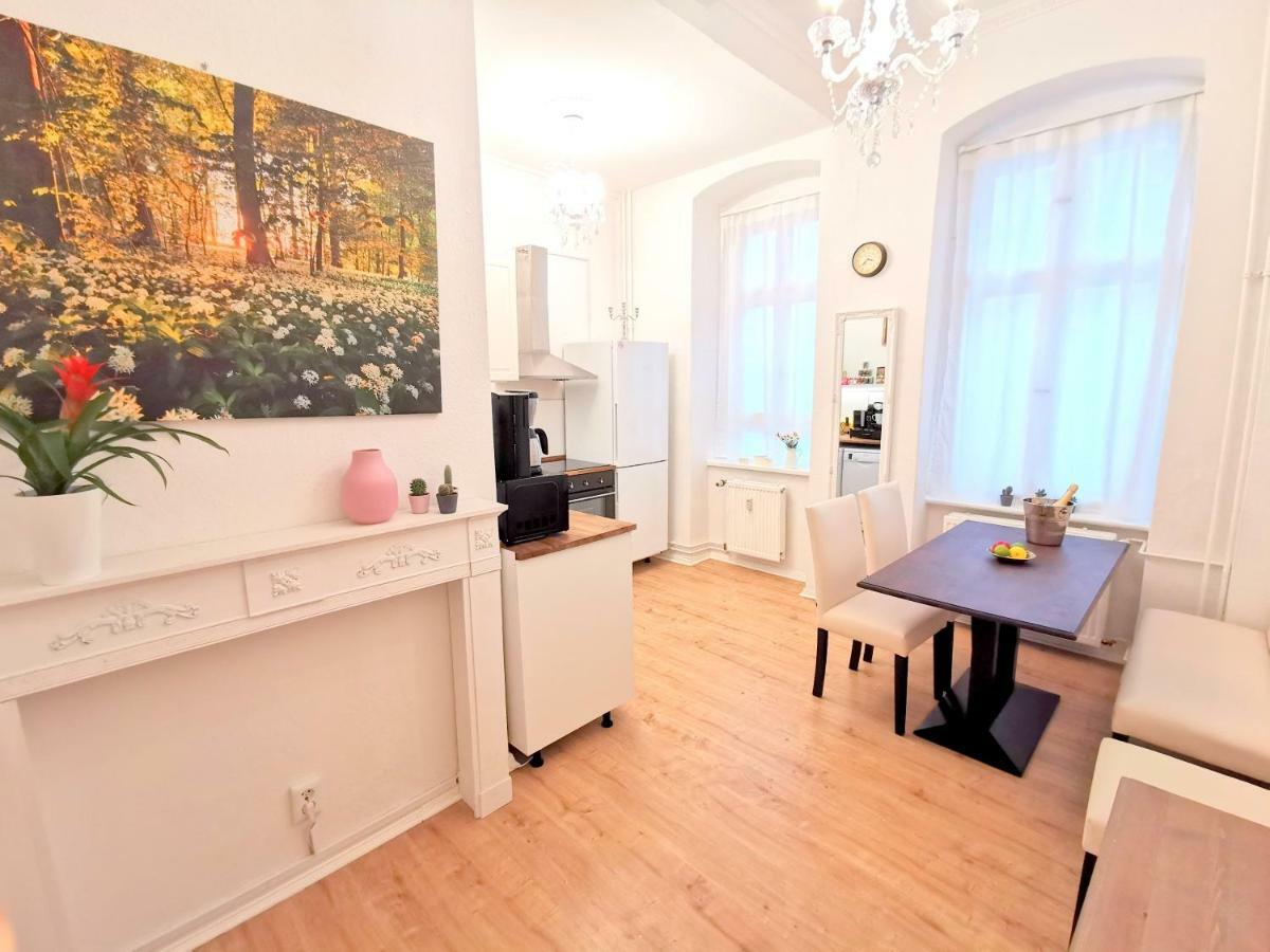 Kvh By Rockchair Apartments L Superhost Status L Boxspringbett Am Schloss Charlottenburg Welcomes You! Berlin Kültér fotó