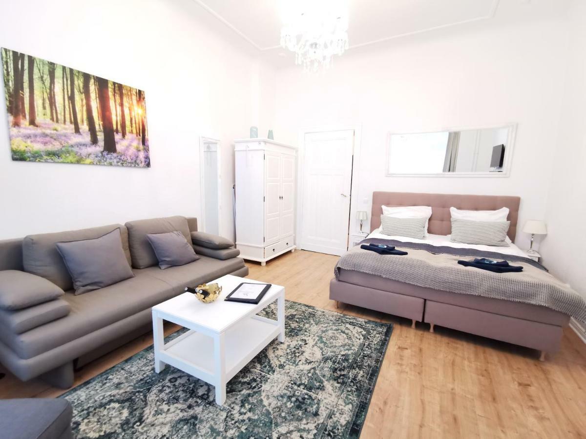 Kvh By Rockchair Apartments L Superhost Status L Boxspringbett Am Schloss Charlottenburg Welcomes You! Berlin Kültér fotó